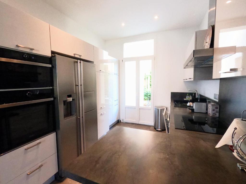Kuchyňa alebo kuchynka v ubytovaní SUPERBE MAISON 6 ch, 4 sdb, terrasses et billard