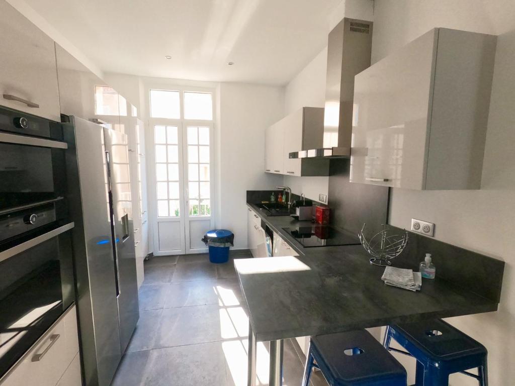 Kuchyňa alebo kuchynka v ubytovaní SUPERBE MAISON 6 ch, 4 sdb, terrasses et billard