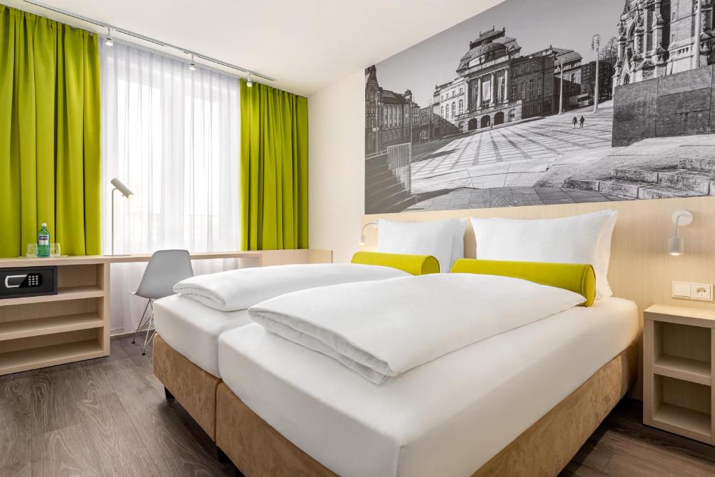 Postel nebo postele na pokoji v ubytování Super 8 by Wyndham Chemnitz