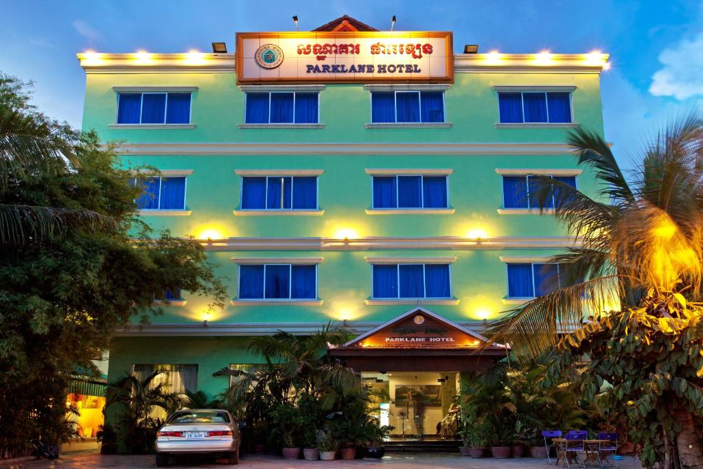 un gran edificio verde con un cartel. en Parklane Hotel, en Siem Reap