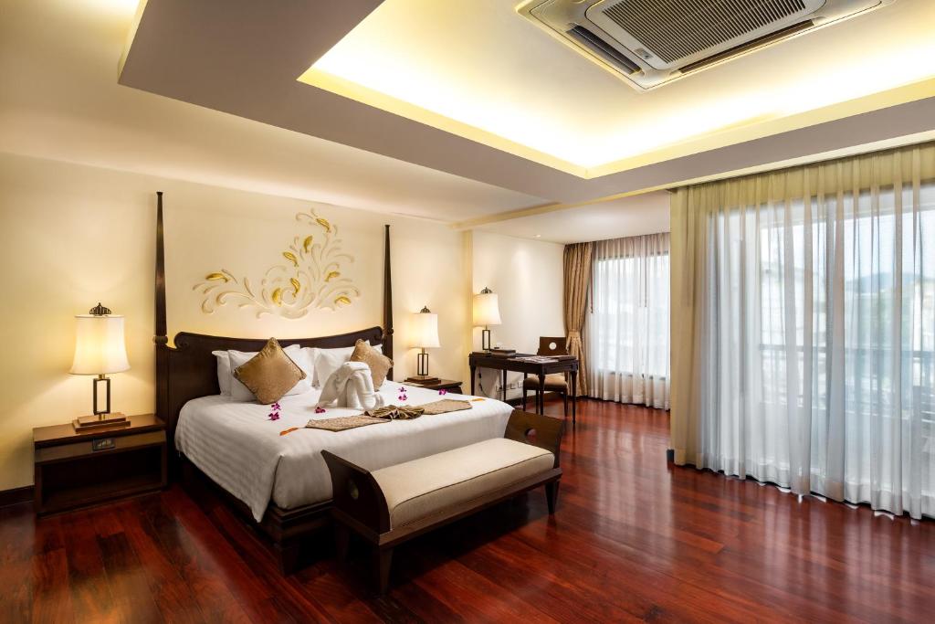 Postel nebo postele na pokoji v ubytování Patong Paragon Resort & Spa SHA Extra Plus