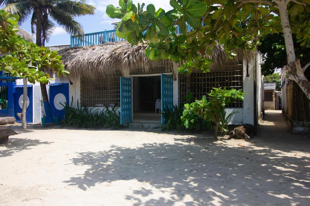 Rincón的住宿－Cabaña CasaMare，一座带草屋的建筑,里面种着棕榈树
