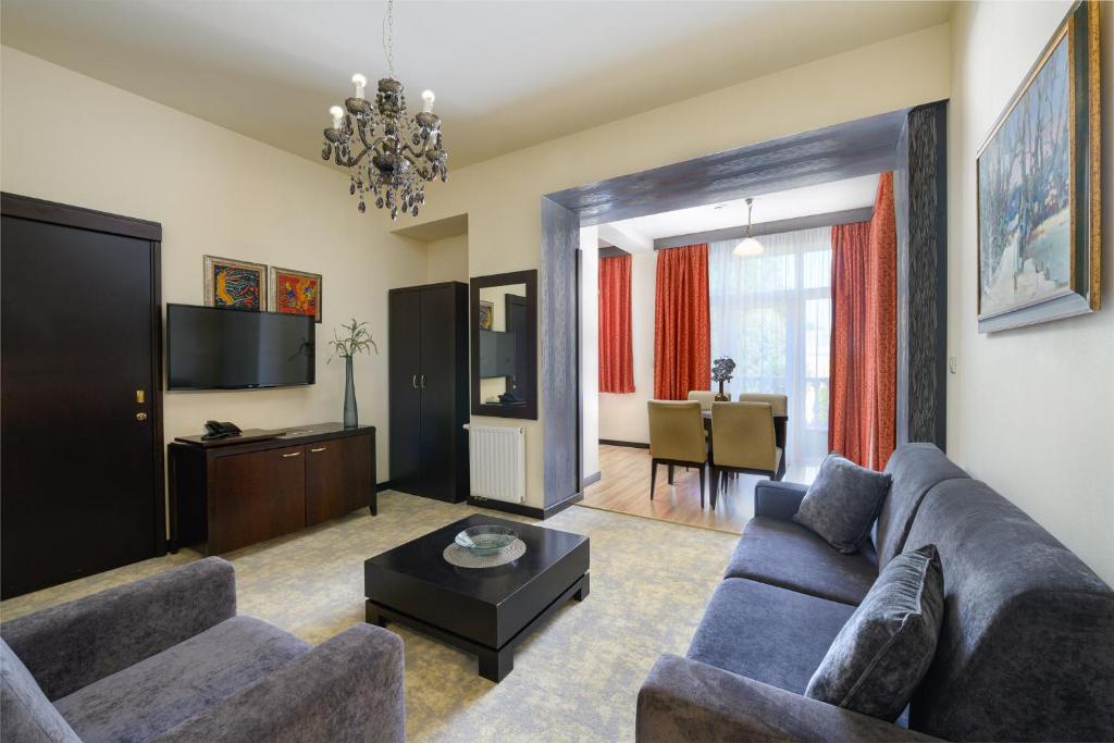 Televízia a/alebo spoločenská miestnosť v ubytovaní Hotel Aurum