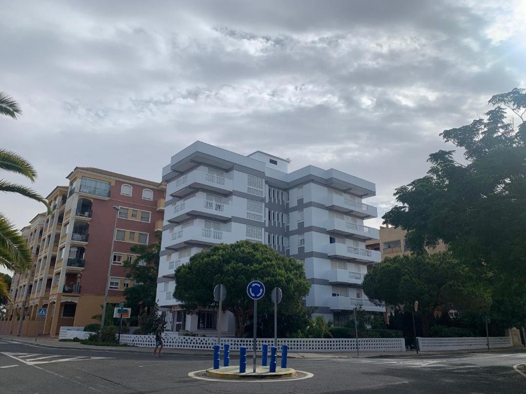 un bâtiment situé dans une rue avec des panneaux bleus devant elle dans l'établissement La Rotonda Garza, à Isla Canela