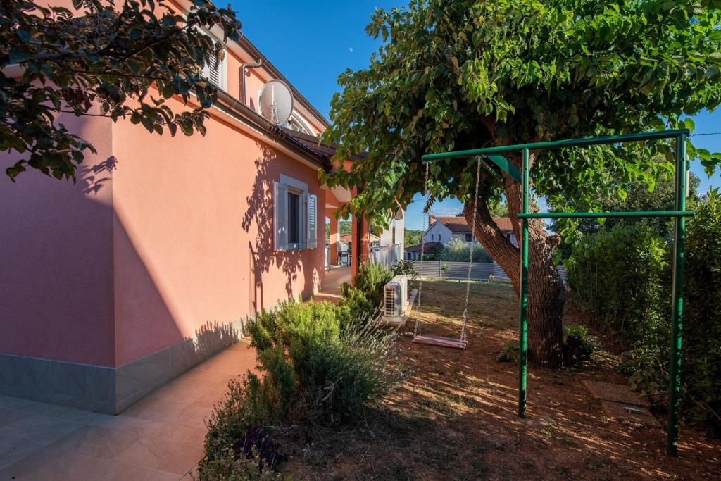 Vonkajšia záhrada v ubytovaní Apartment Mariuccia with Private Pool