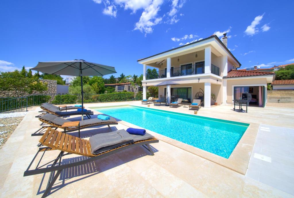 Villa con piscina y casa en Villa MAGNIFICA with pool en Pinezici
