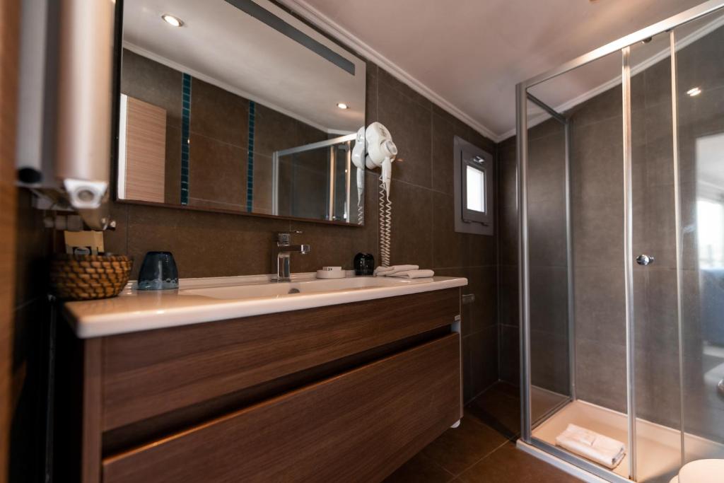 A bathroom at Elanaz Hotel