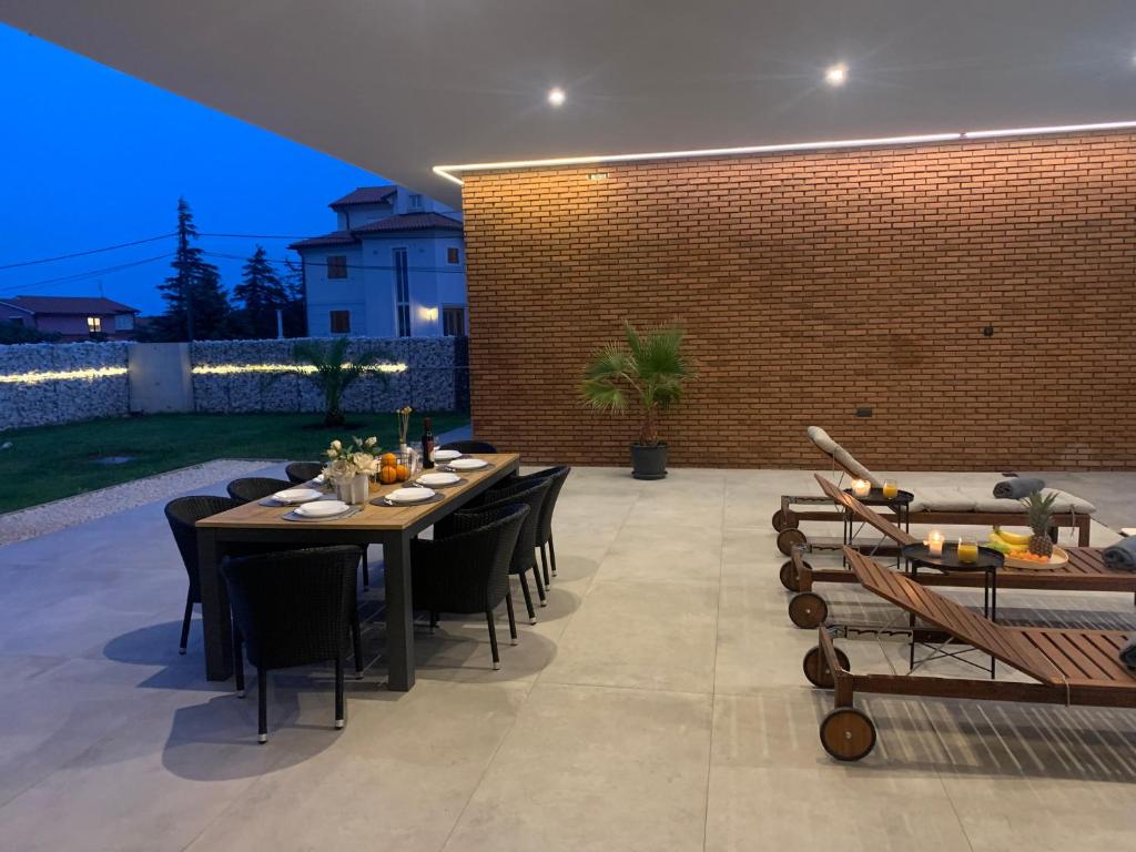 Patio lub wspólna przestrzeń na świeżym powietrzu w obiekcie Villa Mediterraneo 2