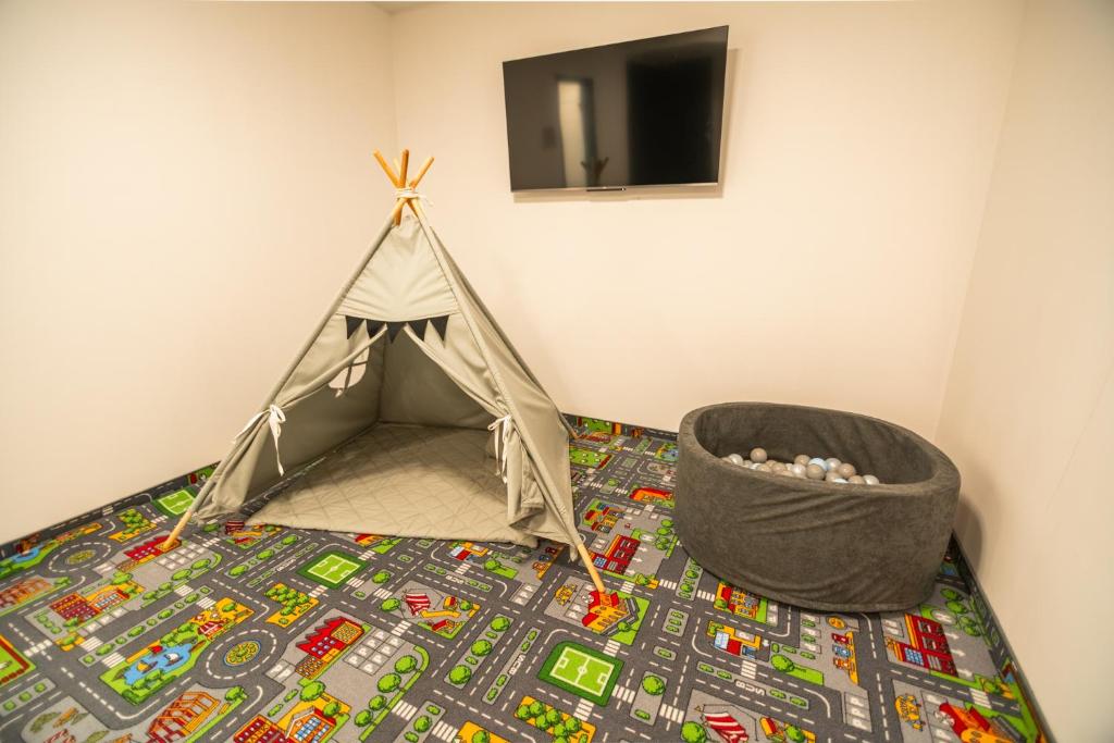 Televízia a/alebo spoločenská miestnosť v ubytovaní Apart Invest Centrum Park 6