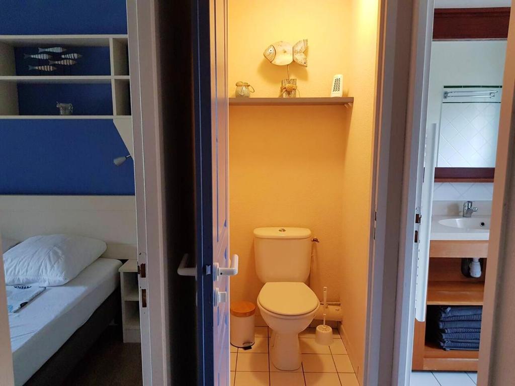 ein kleines Bad mit WC und Waschbecken in der Unterkunft Maison de 3 chambres avec piscine partagee terrasse amenagee et wifi a Lacanau a 2 km de la plage in Lacanau