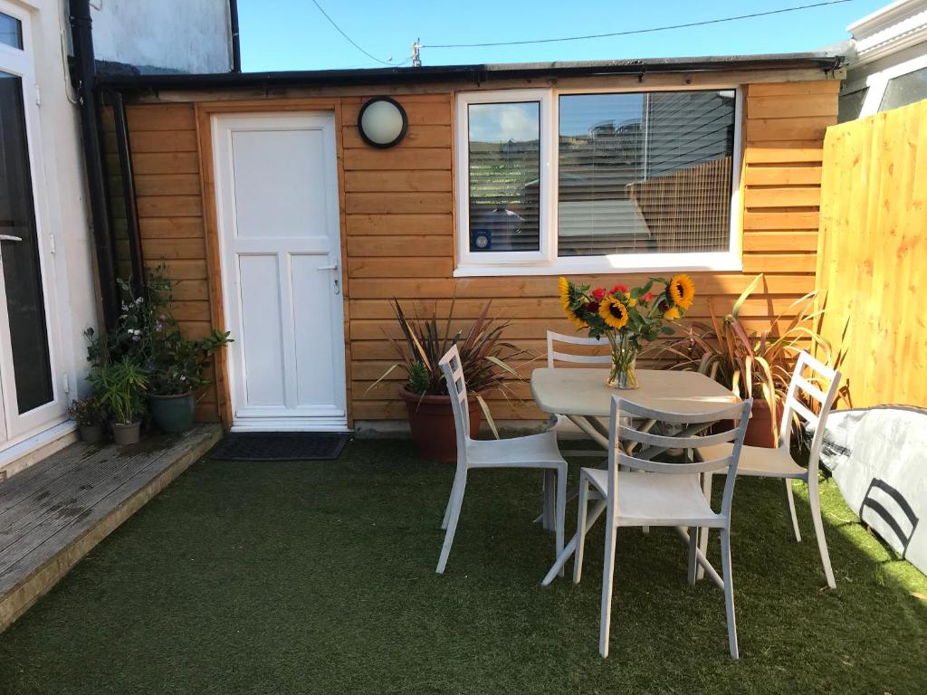 Gallery image of Flat Rocks, with parking, 100m from beach in Perranporth