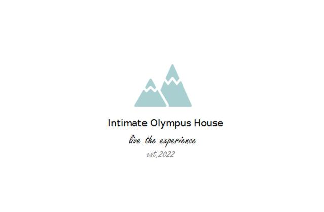 una casa olímpica infinita para el logo de la experiencia en Intimate Olympus House, en Litóchoron