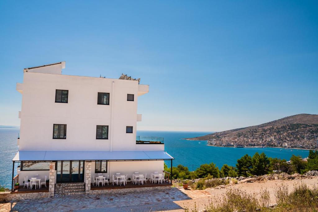 Hilltop Heaven Hotel - Image 5