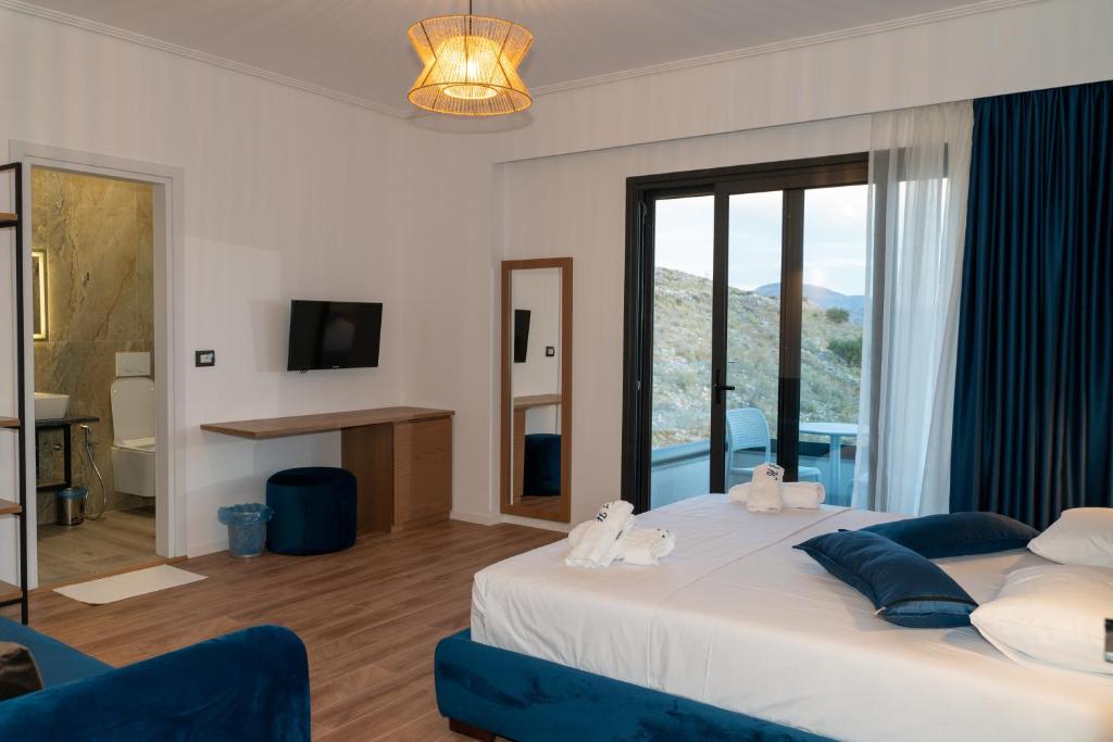 Postel nebo postele na pokoji v ubytování Hilltop Heaven Hotel