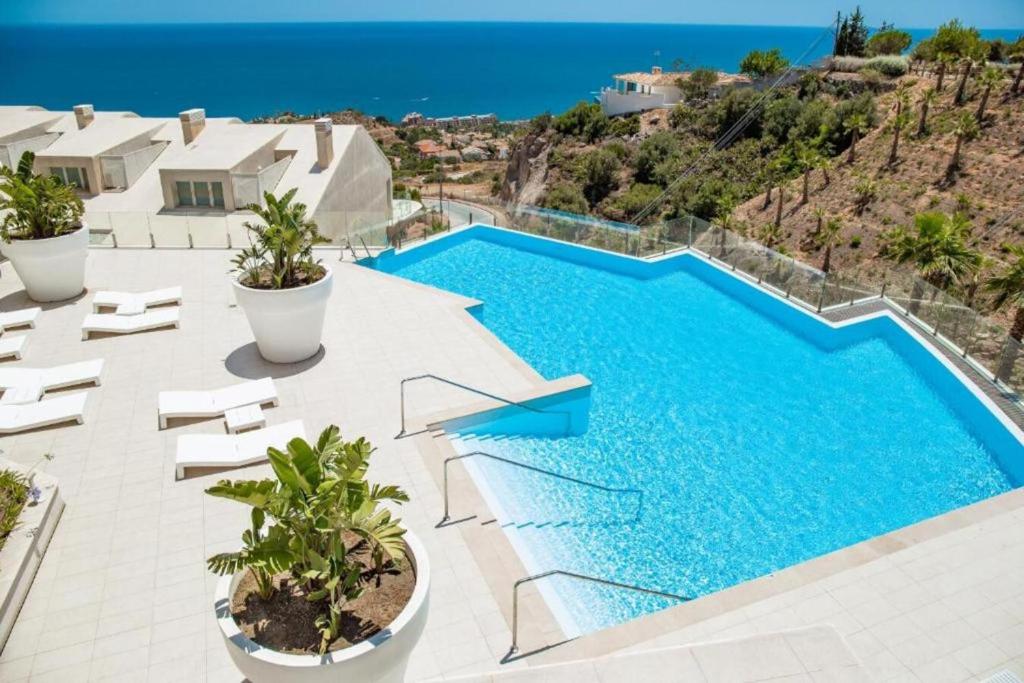 basen z widokiem na ocean w obiekcie Stupa Hills IV F33G - Superb Sea View Apartment w mieście Benalmádena