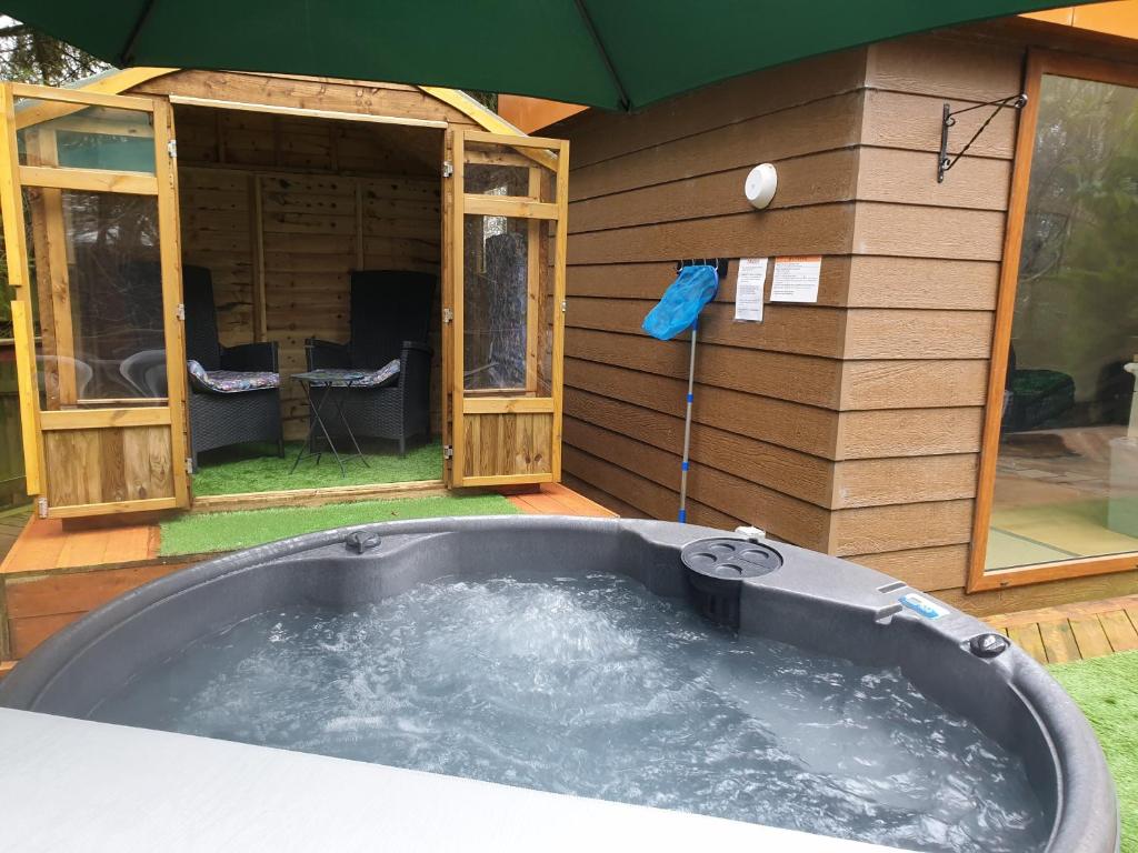 Relaxing secluded lodge couples getaway with hot tub, Eaton – Tarifs 2024
