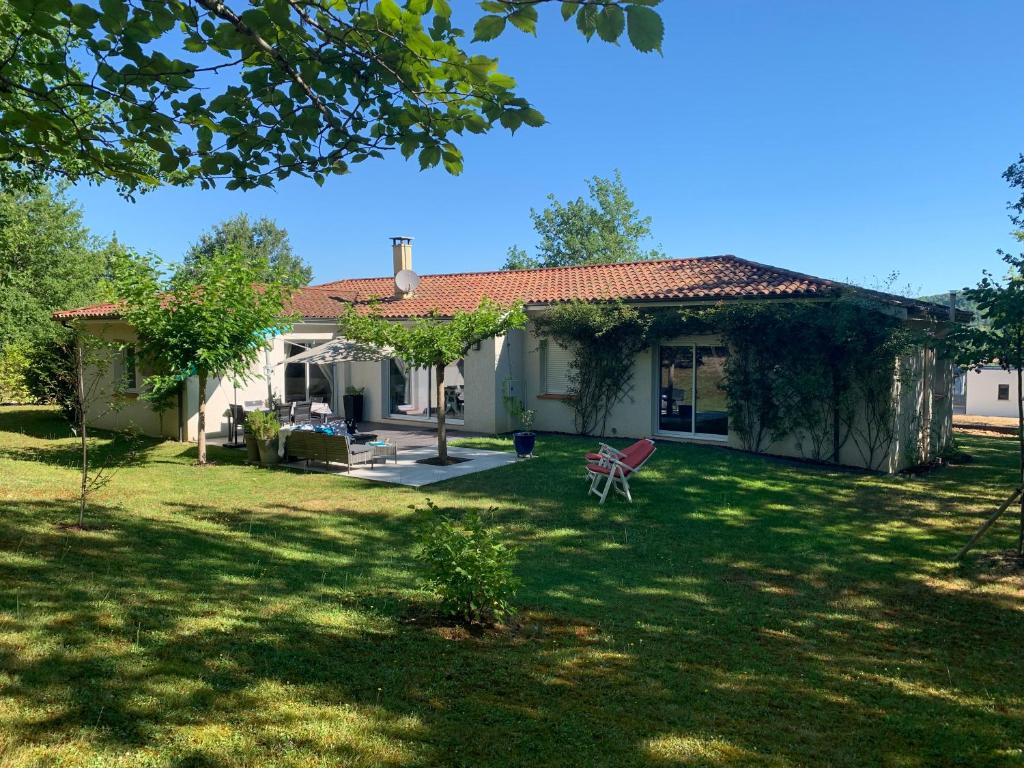 Casa blanca con patio con silla en La Maison d’Isabel en Montauban