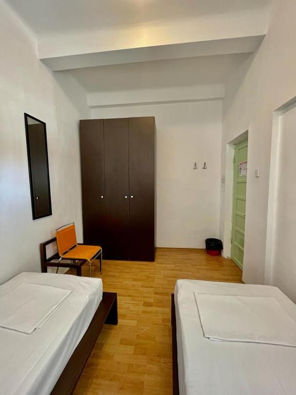 Postel nebo postele na pokoji v ubytování Hostel Cazino Nord Rooms