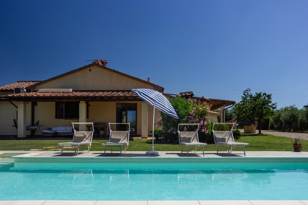 The swimming pool at or close to CASE&COLLINE La Macchia