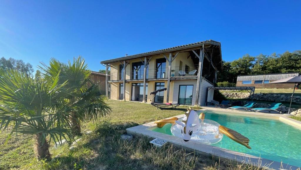a house with a swimming pool in front of it at Maison passive - vue panoramique, terrasses, cheminée, piscine privée in Blaziert