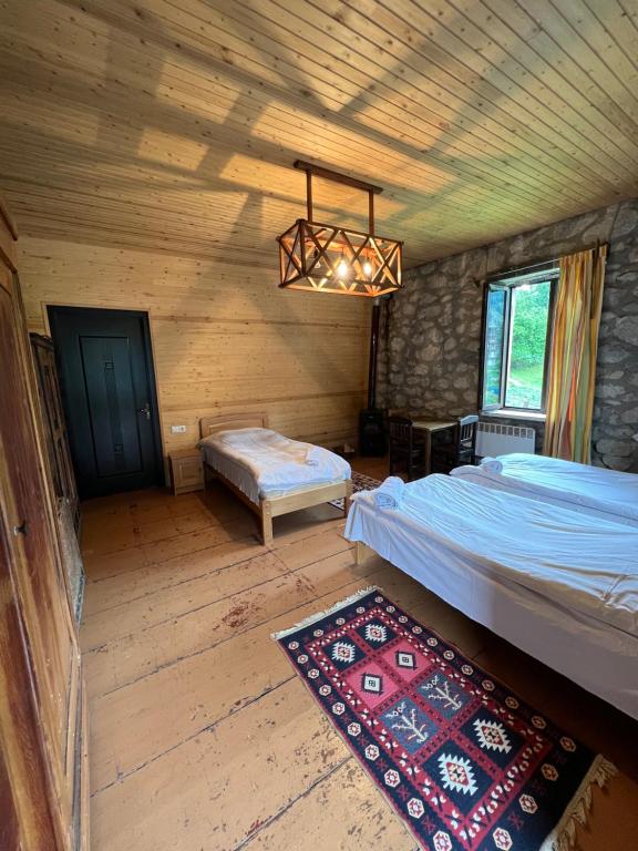 Postel nebo postele na pokoji v ubytování Mushkudiani Manor