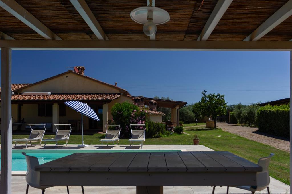 The swimming pool at or close to CASE&COLLINE La Macchia
