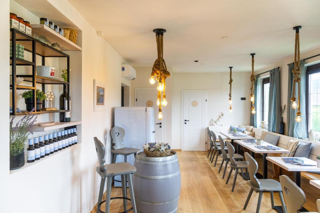 a restaurant with a row of tables and chairs at Gamlitzer Winzerzimmer im Urmeer - kontaktloses Gästehaus - direkt gegenüber den Naturbadeteichen in Gamlitz