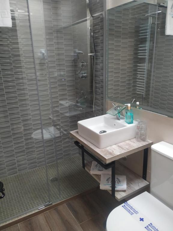 A bathroom at Posada Rural SPA Granja LA TEJERA de Lozoya