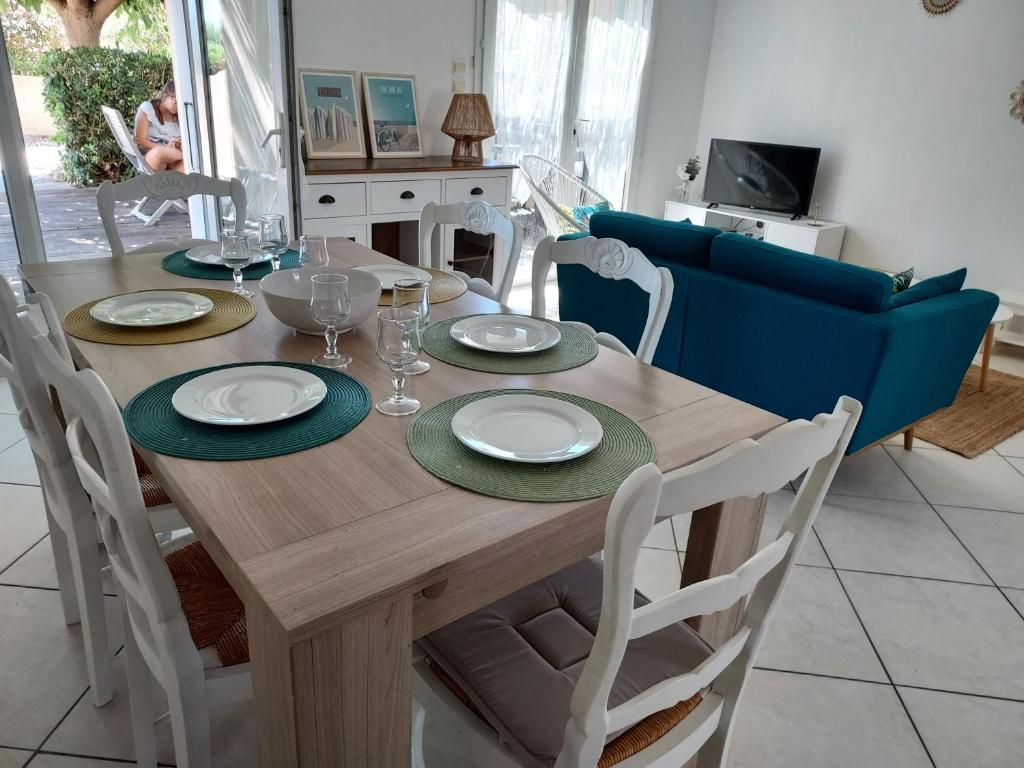 Khu vực ghế ngồi tại Charmante maison Leucate avec garage, à proximité de la plage