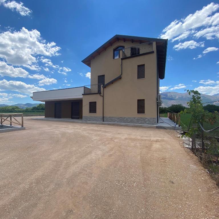 a house with a dirt road in front of it at Agriturismo I 3 Fratelli in Sala Consilina