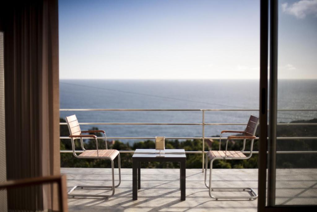 拉日什杜皮庫的住宿－Arte da Fuga，美景阳台配有两把椅子和一张桌子