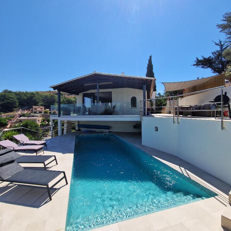 The swimming pool at or close to Villa Francesc Pi1