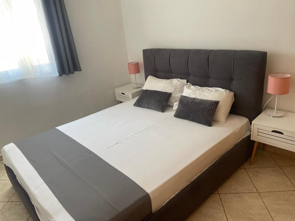 A bed or beds in a room at Julies Studios