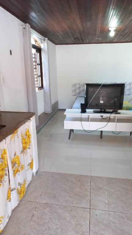 uma sala de estar com uma televisão de ecrã plano sobre uma mesa em residência móvel em marica em Maricá