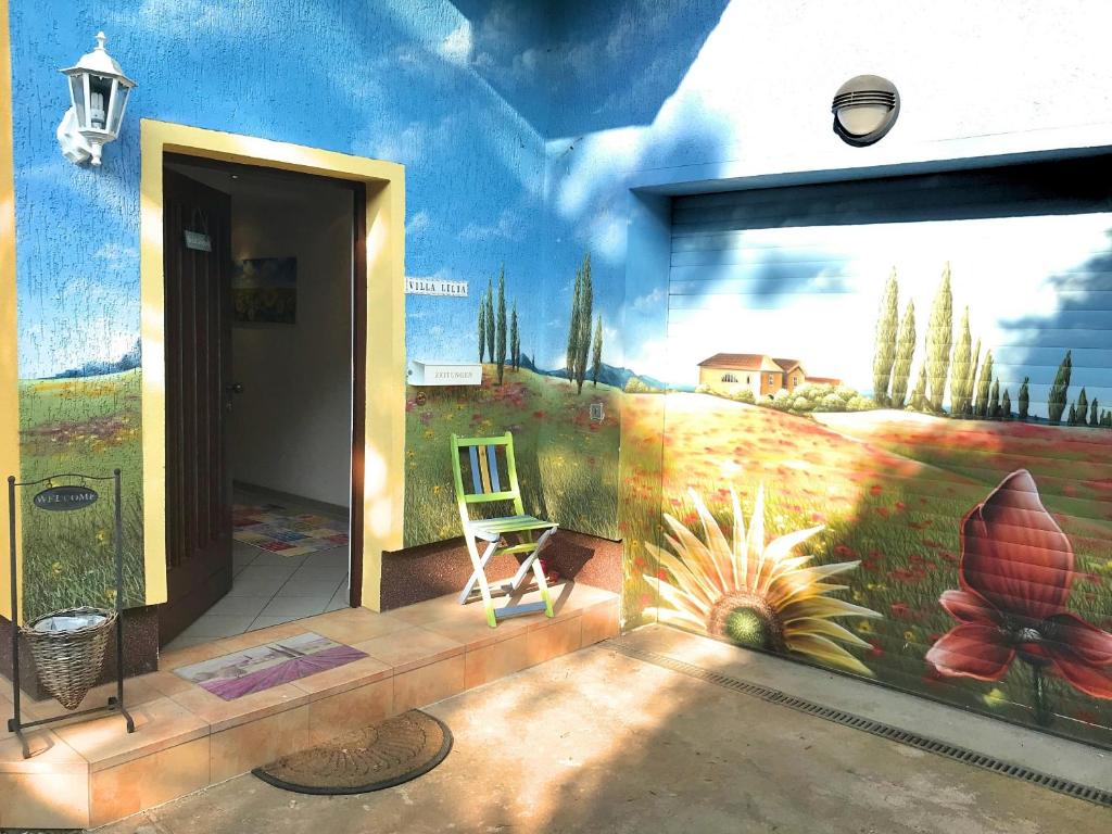 ein Zimmer mit einem Gemälde an der Seite eines Hauses in der Unterkunft VILLA LILIA - das charmante Ferienhaus am See in Potsdam in Potsdam