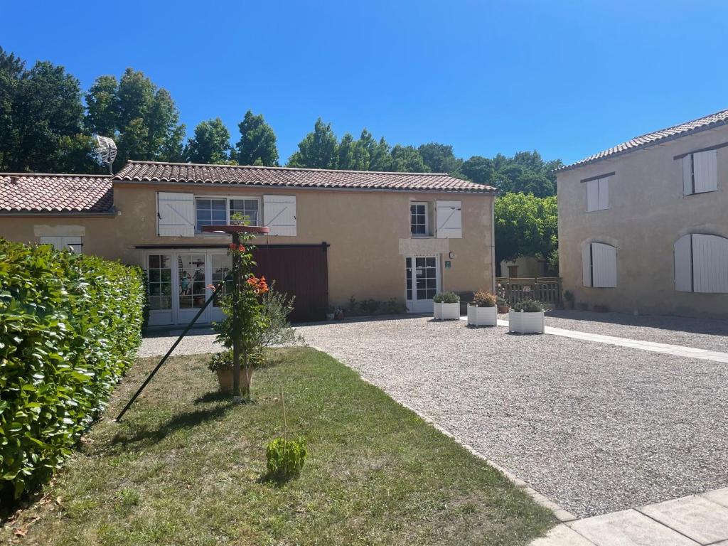 une maison avec un jardin en face dans l'établissement les gites du Domaine de Ludeye, à Listrac-Médoc