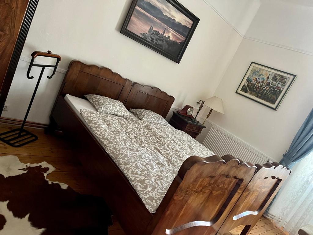 een slaapkamer met een bed met een houten frame bij City-Apartment S in Graz