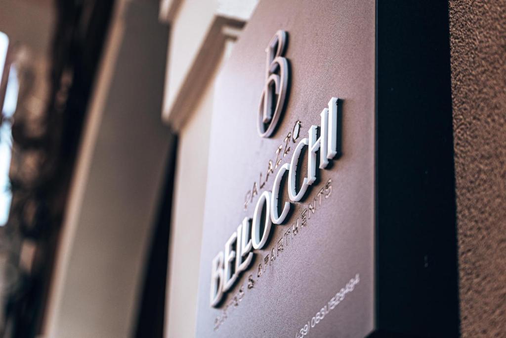 znak scjentologiczny na boku budynku w obiekcie Palazzo Bellocchi - Suites & Apartments w mieście Brindisi