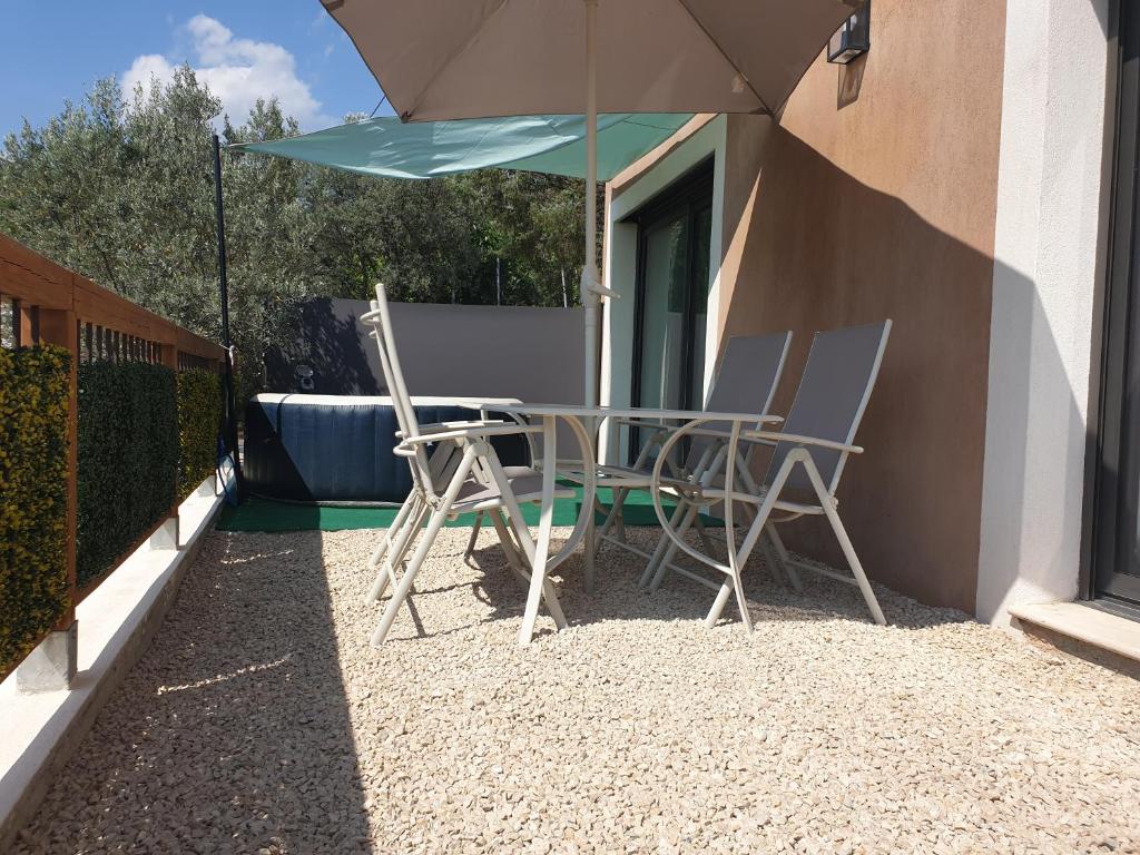Balkón alebo terasa v ubytovaní rez de villa vue dominante avec spa