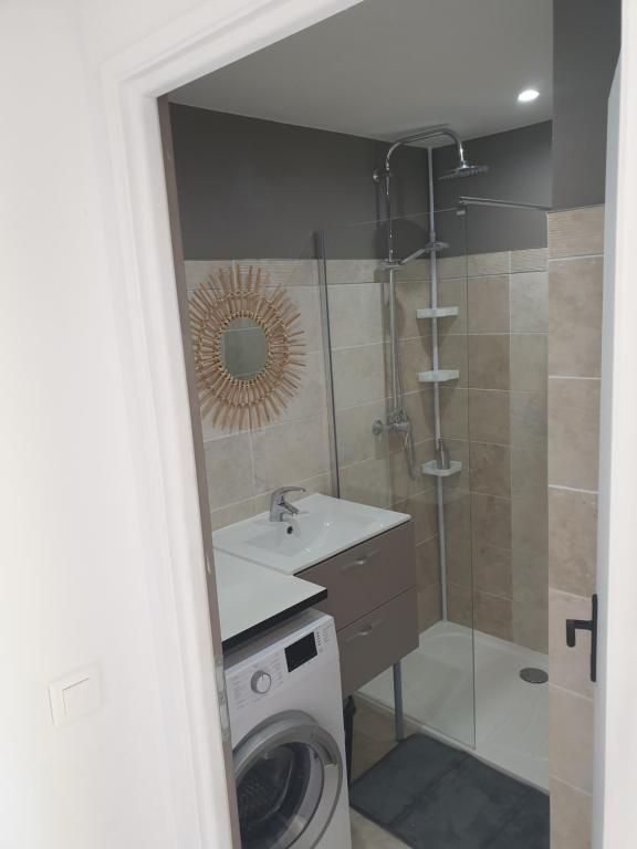 Kúpeľňa v ubytovaní rez de villa vue dominante avec spa