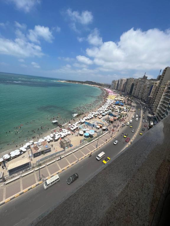 eine belebte Stadtstraße mit Strand und Meer in der Unterkunft شقق بانوراما شاطئ الأسكندرية كود 8 in Alexandria