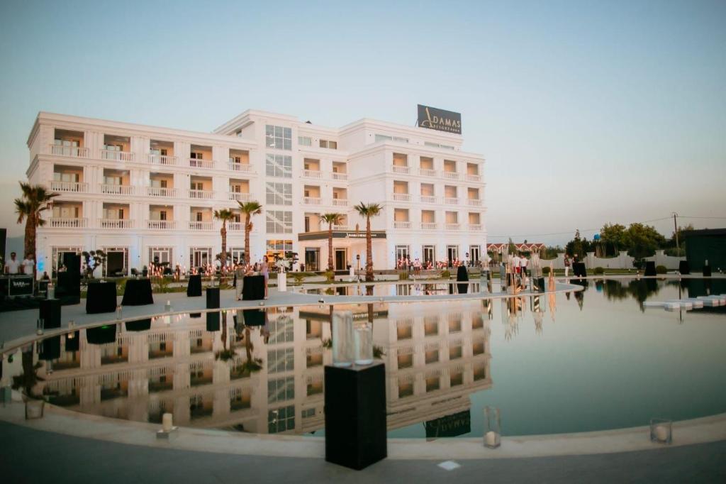 Bazén v ubytování Adamas Resort & Hotel nebo v jeho okolí