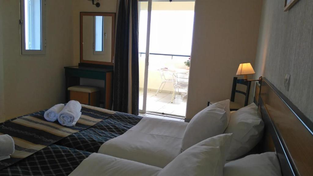 Łóżko lub łóżka w pokoju w obiekcie Porto Skala Village Hotel