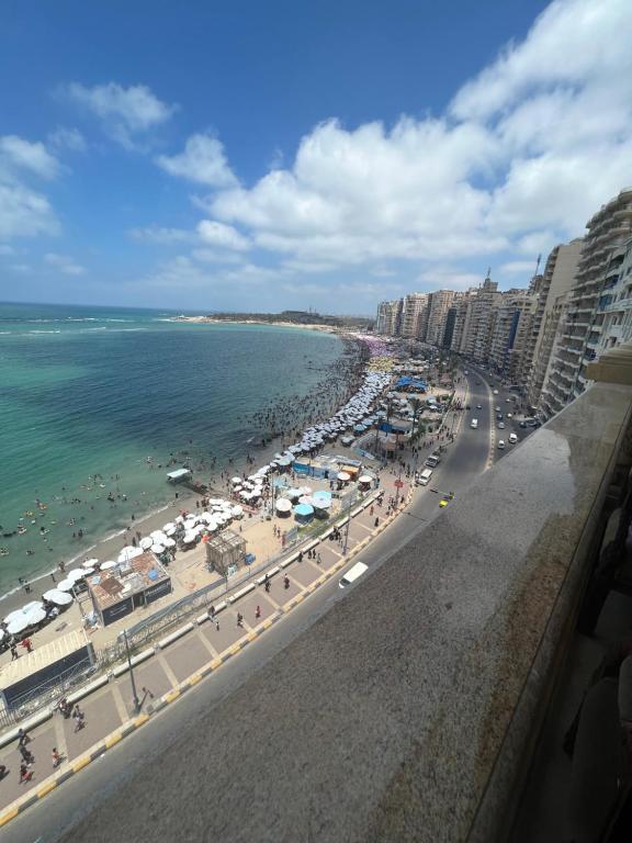 een uitzicht op een strand met gebouwen en de oceaan bij شقق بانوراما شاطئ الأسكندرية كود 11 in Alexandrië