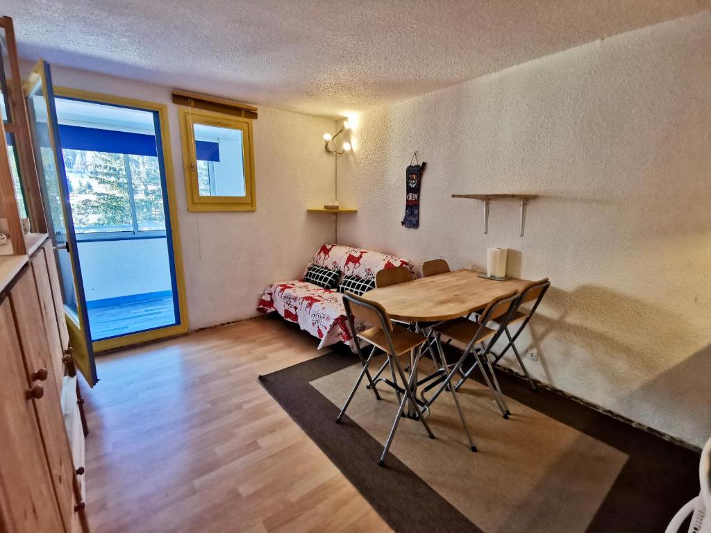 a room with a table and chairs and a bed at La Foux d'Allos - Studio 4 couchages, très proche centre station in La Foux
