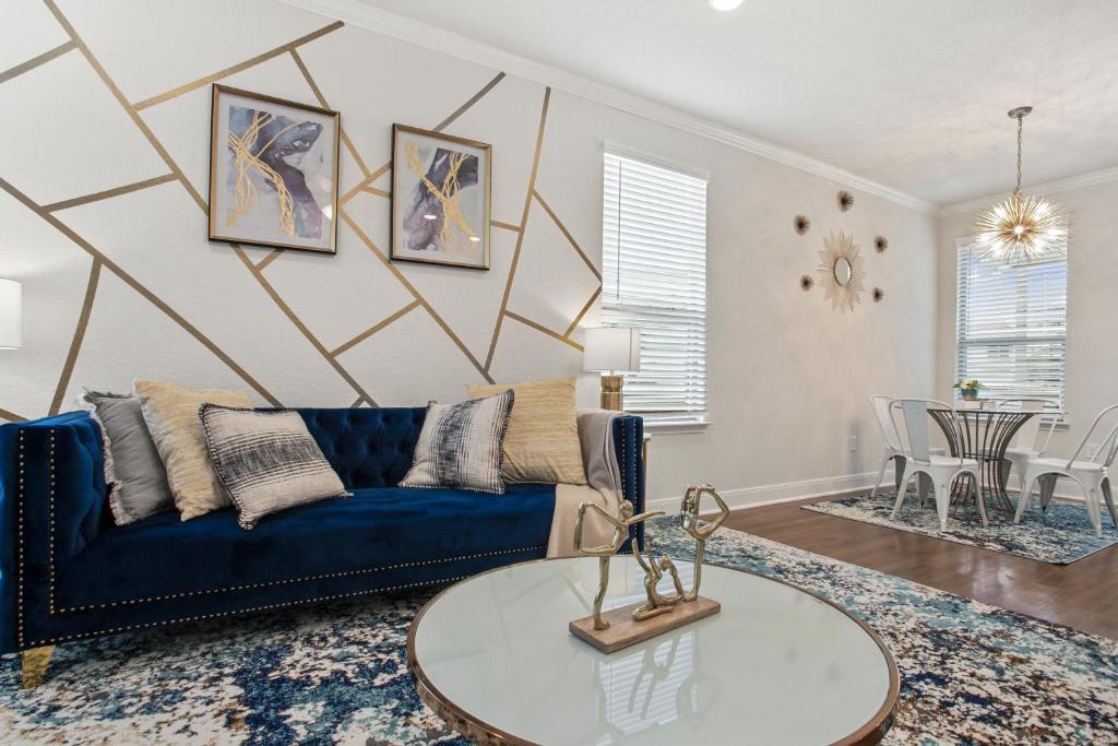 sala de estar con sofá azul y mesa en Luxury San Antonio Home Sleeps 6 en San Antonio