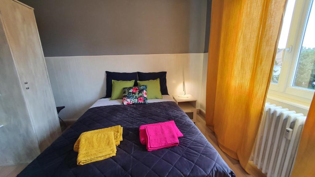 Posteľ alebo postele v izbe v ubytovaní Le Bienvenue à Colmar - Parking Privé Inclus, Centre à Deux Pas