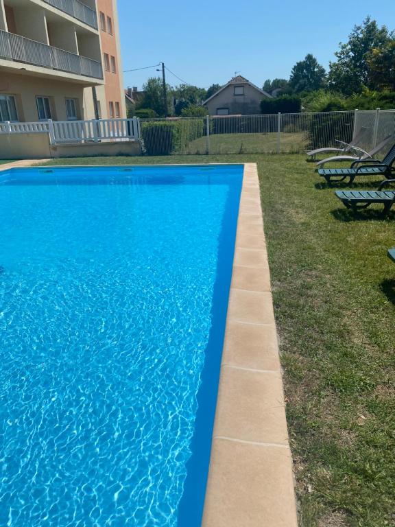 Bazén v ubytování ibis Tarbes Odos nebo v jeho okolí