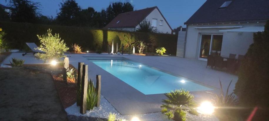 Vacation Home Maison chaleureuse avec piscine sans vis à vis, La  Membrolle-sur-Choisille, France - Booking.com