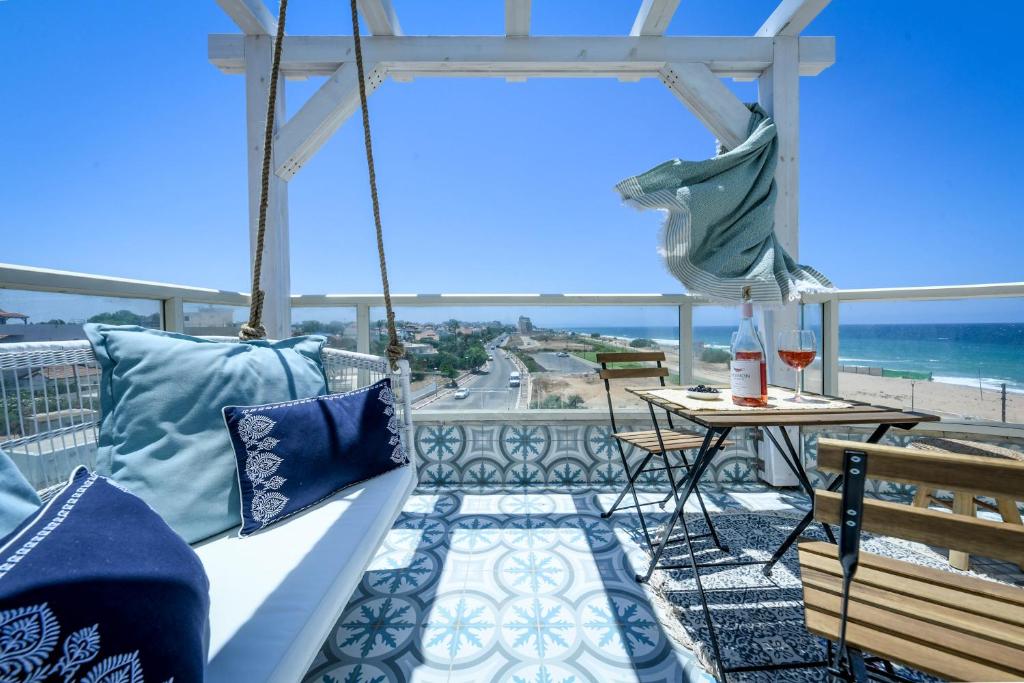 balcón con vistas al océano en Authentic Beachfront Apartment by Sea N' Rent en Nahariyya